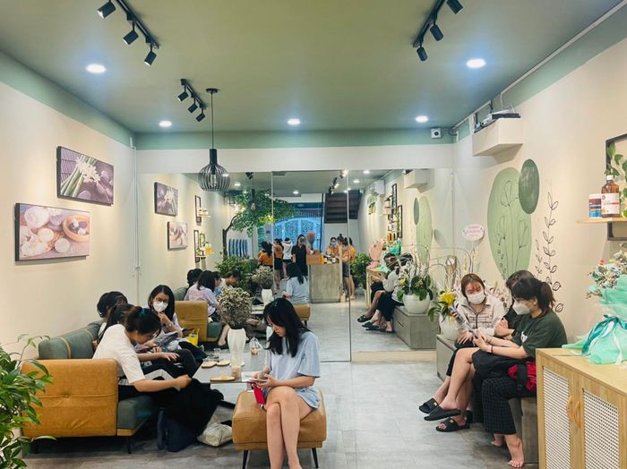 Kỹ thuật viên thực hiện liệu trình chăm sóc tóc tại Linn - Hair Spa