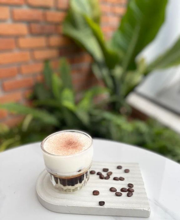 Khoảnh khắc chill cùng bạn bè tại The Local Coffee