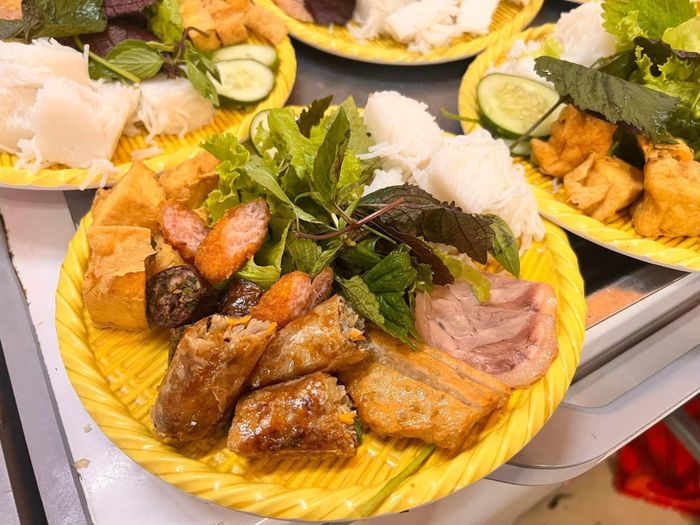 Không gian ấm cúng và món ngon đặc trưng tại Quán Xưa