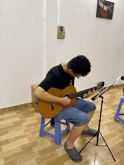 Hình ảnh lớp học guitar đầy cảm hứng tại Trung Tâm Âm Nhạc Phanxico