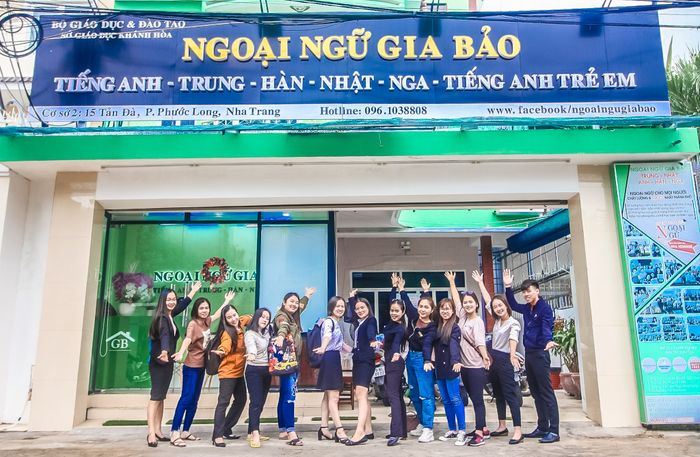 Ngoại Ngữ Gia Bảo với không gian học tập hiện đại và đội ngũ giáo viên giàu kinh nghiệm, luôn mang đến những bài giảng sinh động và hiệu quả, giúp học viên nhanh chóng nâng cao khả năng ngoại ngữ của mình.