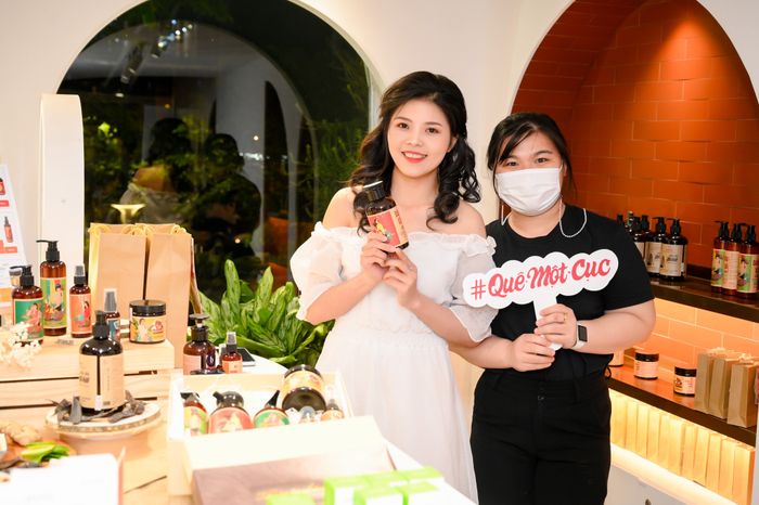 Kỹ thuật viên tận tâm thực hiện liệu trình tại Spa Quê Một Cục