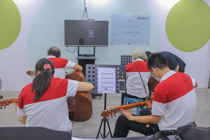 Không gian sáng tạo cùng guitar tại Học Viện Âm Nhạc Á Âu
