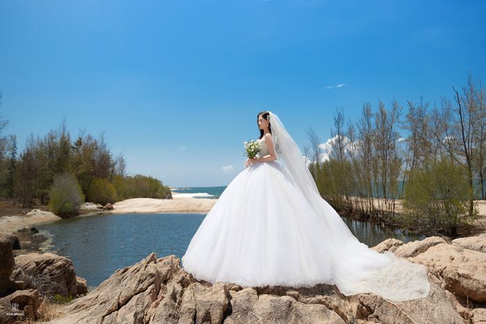 Khoảnh khắc cưới ngọt ngào (Nguồn: REN Bridal Studio)