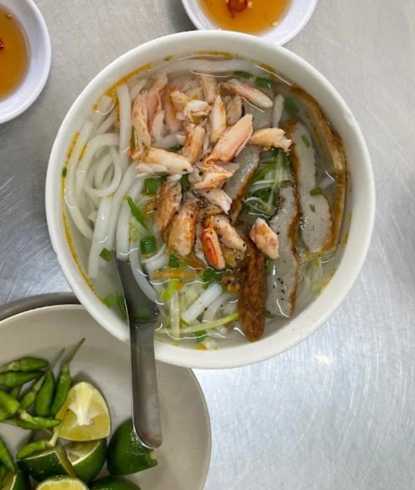 Tô bánh canh cua thơm ngon đặc trưng tại O Huệ - Ảnh 1