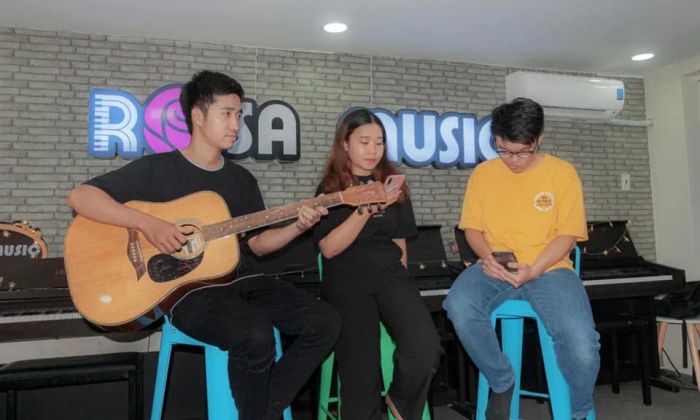 Học viên nhí say mê với cây đàn guitar tại Rosa Music