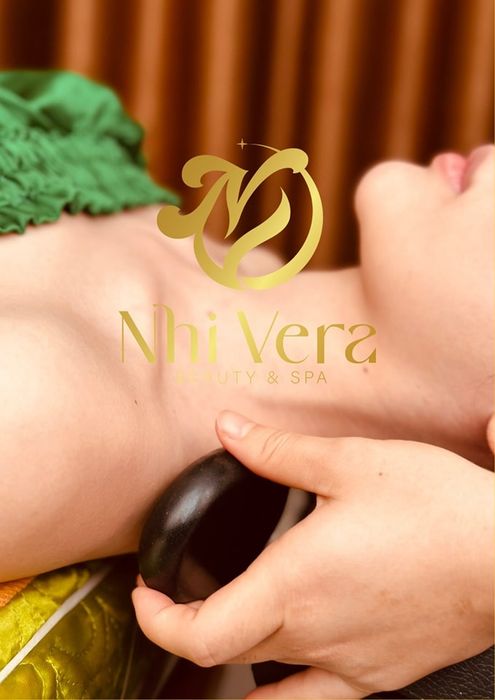 Kỹ thuật viên thực hiện liệu trình massage tại Nhi Vera Beauty & Spa