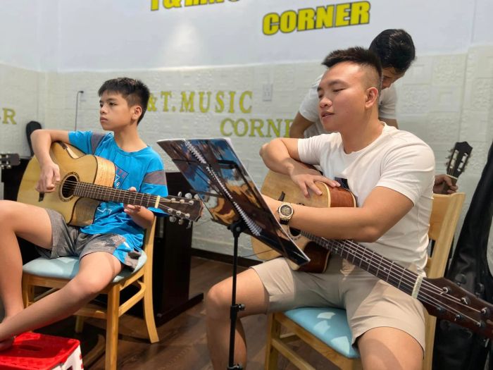 Hình ảnh lớp học guitar sinh động tại T&T Development Center
