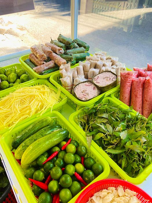 Không gian ấm cúng tại quán Tré Trộn Nem Chả Bang