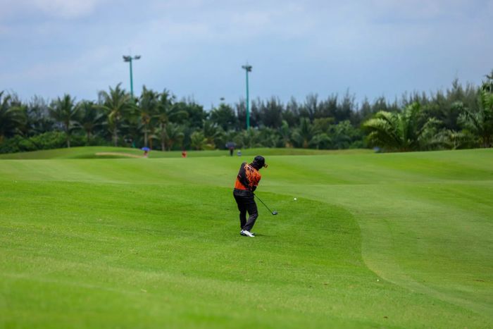 Toàn cảnh ấn tượng sân golf Tân Sơn Nhất về đêm