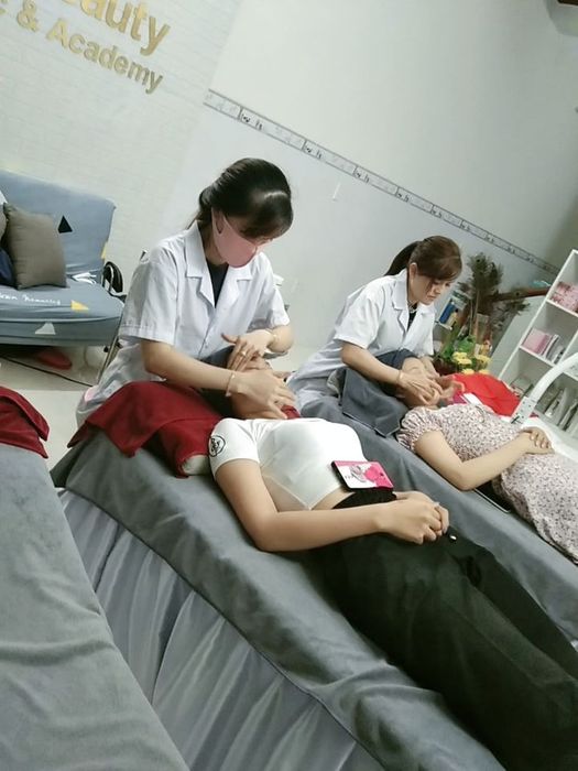 Hình ảnh quy trình trị liệu chuyên nghiệp tại Koi Beauty