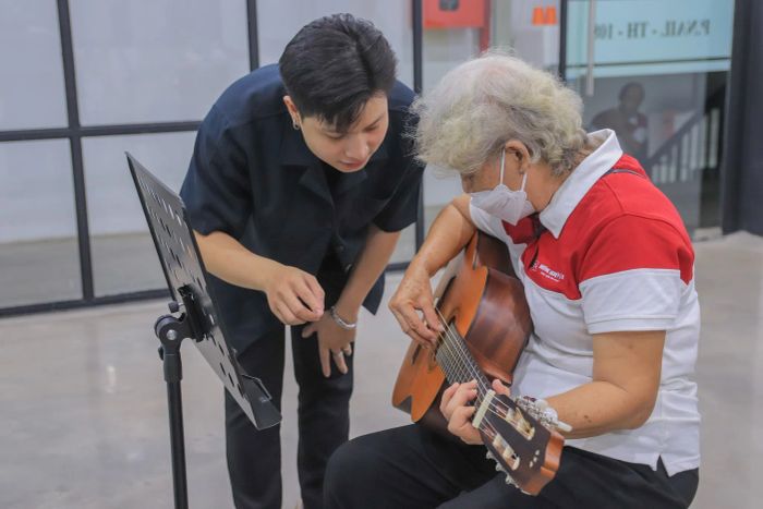 Hình ảnh lớp học guitar đầy cảm hứng tại Học Viện Âm Nhạc Á Âu