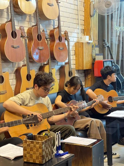 Hình ảnh lớp học guitar sinh động tại SAY Acoustic