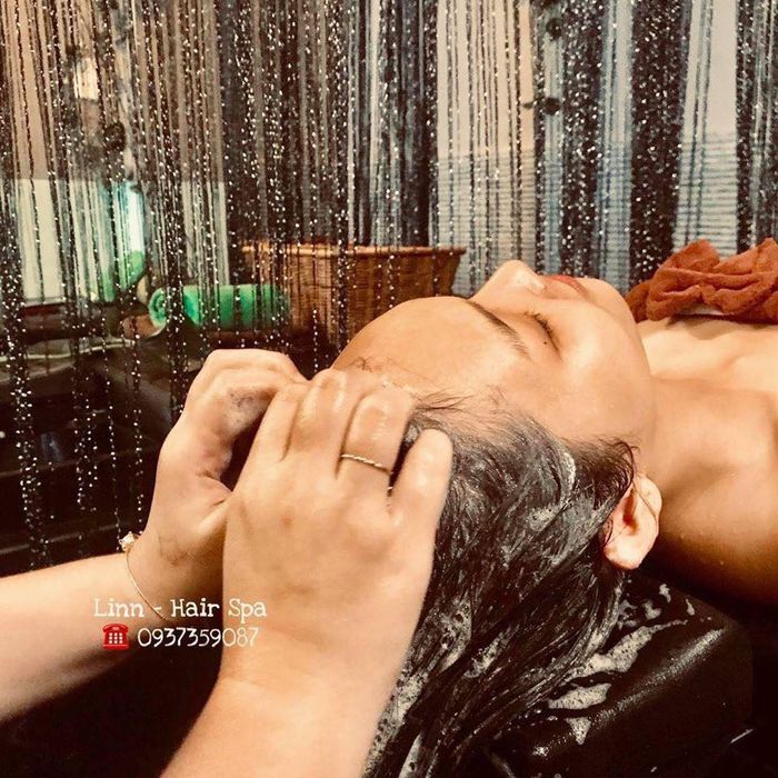 Quy trình gội đầu thảo dược chuẩn spa tại Bà Sáu