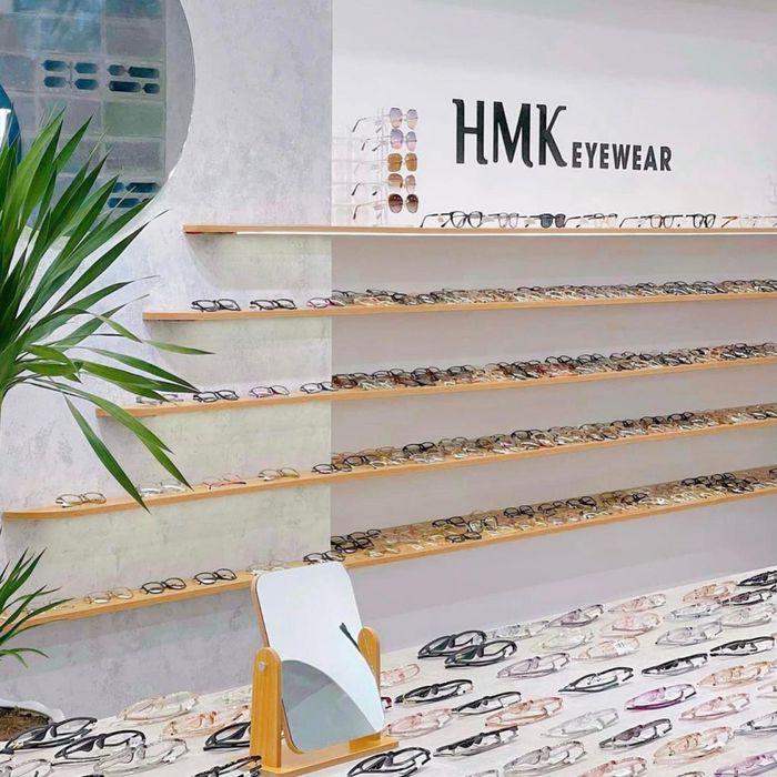 Không gian mua sắm hiện đại tại HMK Eyewear