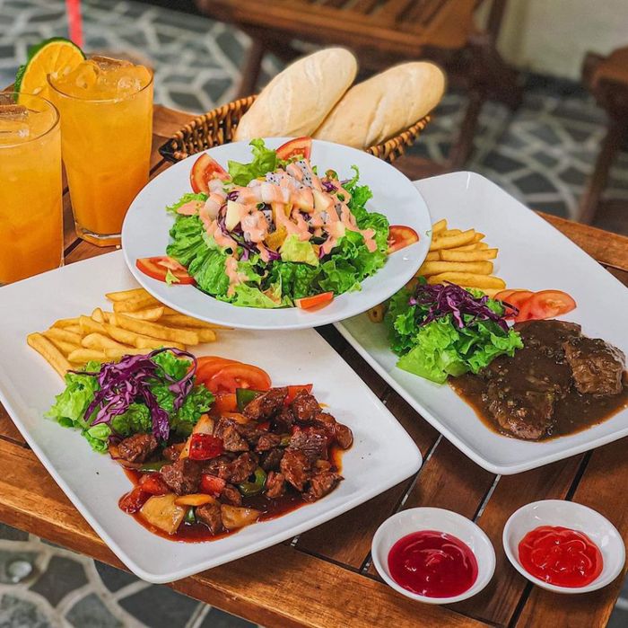 Không gian ấm cúng tại quán Beefsteak 015