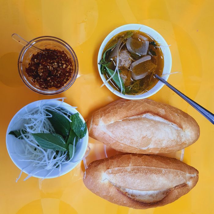 Không gian ấm cúng tại Bánh Mì Xíu Mại Chấm 79 Đà Lạt
