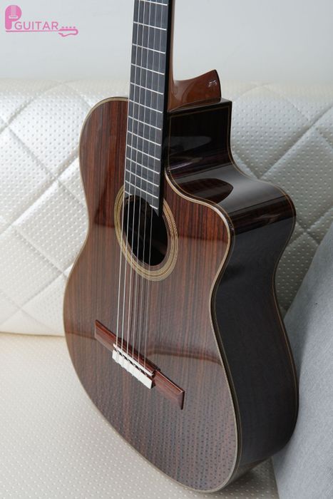 Góc nhìn nghệ thuật về thế giới nhạc cụ đa sắc màu tại Pearl Pham Guitar
