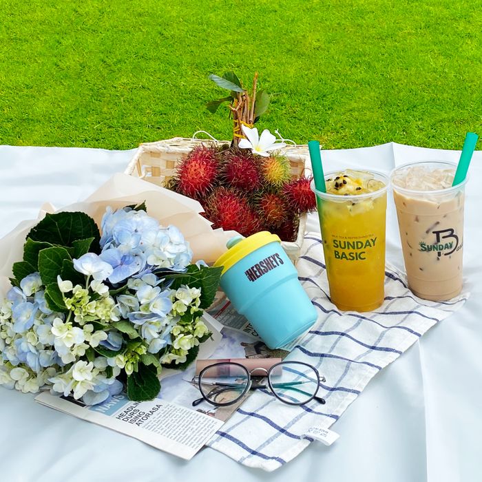 Sunday Basic ảnh 1 - Hình ảnh đầu tiên ghi lại không gian trẻ trung với những ly trà sữa bắt mắt, màu sắc rực rỡ đặc trưng phong cách Sunday Basic
