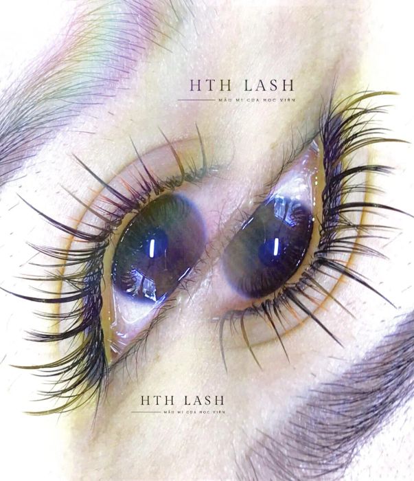 HTH Lash - Không gian sang trọng với ánh đáng vàng ấm áp