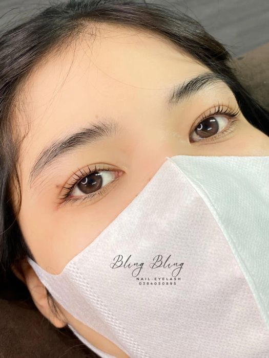 Bling Bling Nail-Eyelash - Không gian hiện đại với ánh sáng vàng ấm áp