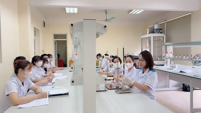 Hình ảnh khu giảng đường và phòng thực hành hiện đại tại Trường Cao đẳng Y tế Hà Nam