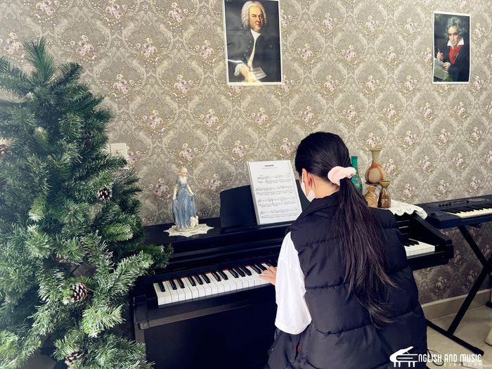 Giờ học piano đầy hứng khởi cùng giảng viên tại English And Music Everyday