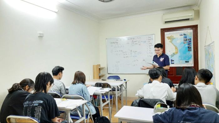 Khoảnh khắc truyền đạt kiến thức Địa lí của Thầy Tùng