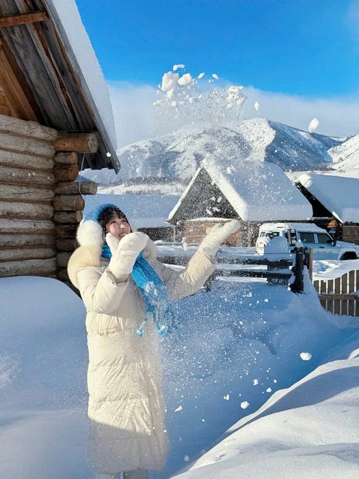 Trải nghiệm nghỉ đêm giữa núi tuyết hay rừng phong tại Tân Cương