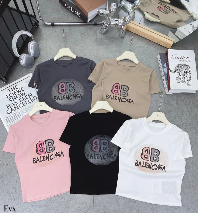 Không gian trưng bày ấn tượng tại Hà Store