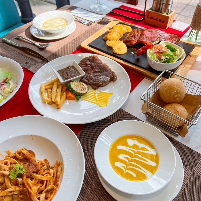 Không gian sang trọng đậm chất Paris tại Le Monde Steak