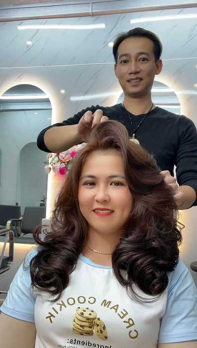 Hình ảnh phong cách làm việc chuyên nghiệp tại Hair Salon Hùng Đức