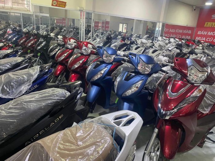 Không gian trưng bày tại Xe máy Khuyên Khám