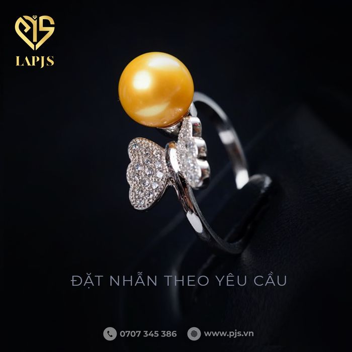 Bộ sưu tập thứ hai của Trang sức PJS hiện lên qua loạt ảnh ấn tượng, mỗi mẫu trang sức đều là sự kết hợp hoàn hảo giữa truyền thống và xu hướng.