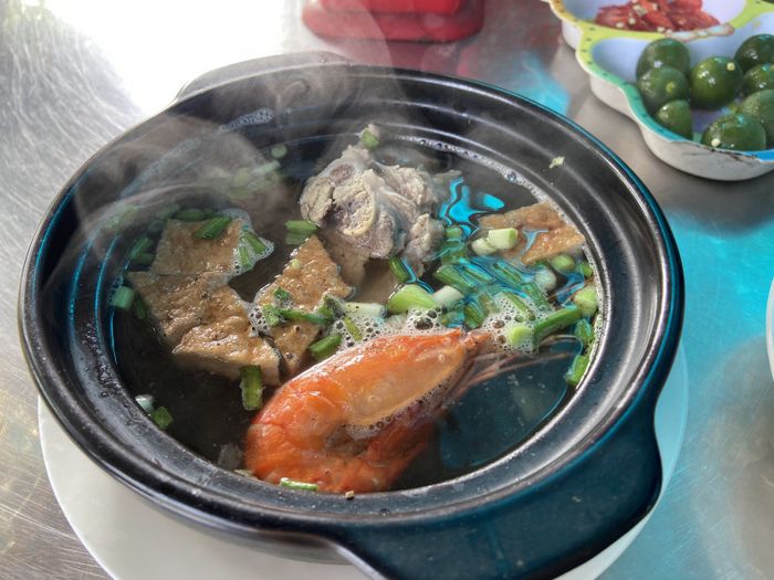 Hình ảnh tô hủ tiếu thơm ngon đặc trưng tại Hủ Tiếu Bà Năm