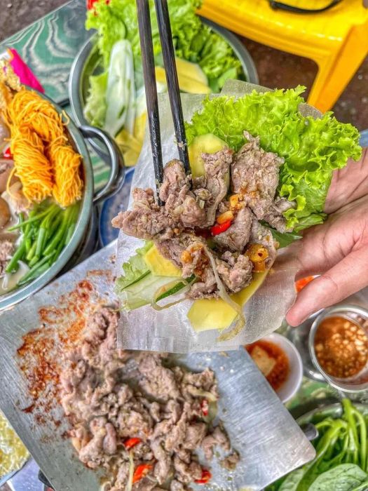 Bò Nướng Ngói và Lẩu Cô Tư - Không gian thưởng thức ẩm thực đơn sơ mà ấm áp, nơi những lát thịt tẩm ướp gia truyền được nướng chín vàng trên ngói, bên cạnh nồi lẩu nóng hổi đầy hấp dẫn.