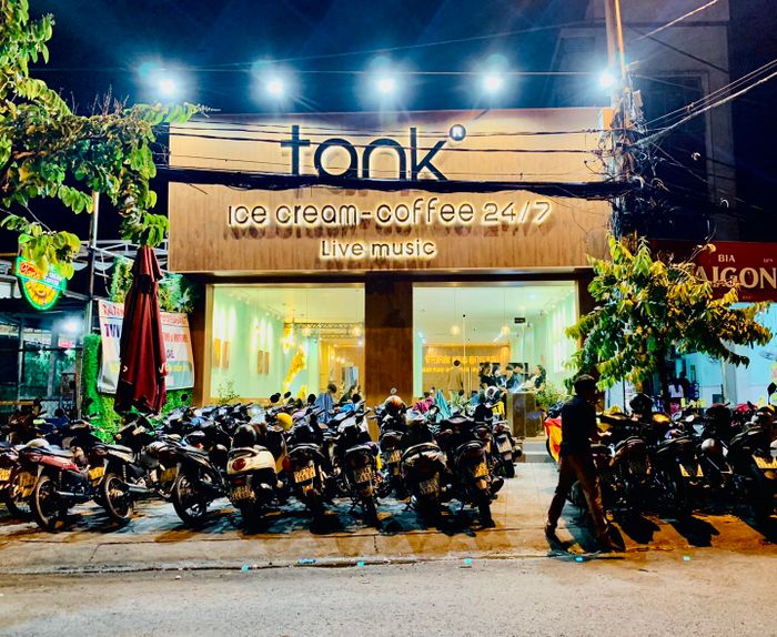 Hình ảnh những tác phẩm kem đầy màu sắc tại Kem tự chọn Tank