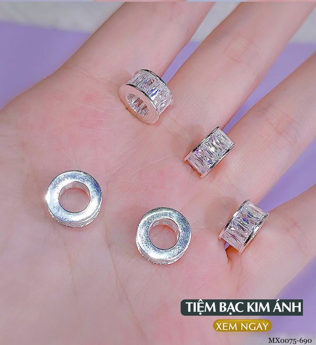 Bộ sưu tập thứ ba của Tiệm bạc Kim Ánh - Những thiết kế bạc tinh xảo tỏa sáng dưới bàn tay khéo léo của nghệ nhân, kể câu chuyện về vẻ đẹp vượt thời gian.
