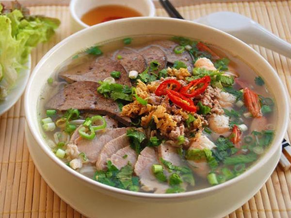 Hình ảnh món hủ tiếu mì sườn kho đặc trưng