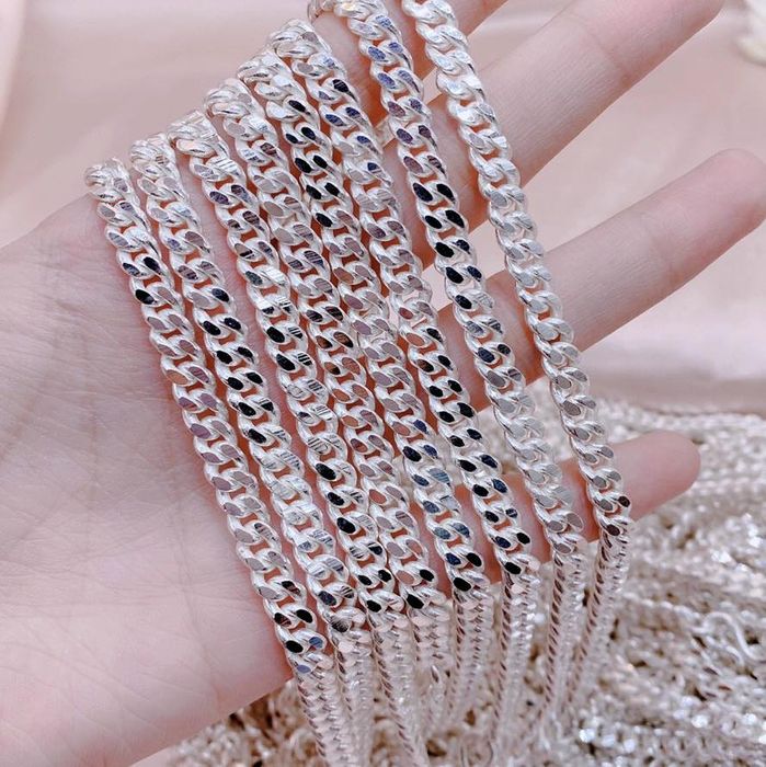 Không gian trưng bày ấn tượng tại Trang sức bạc Huy Hoàng