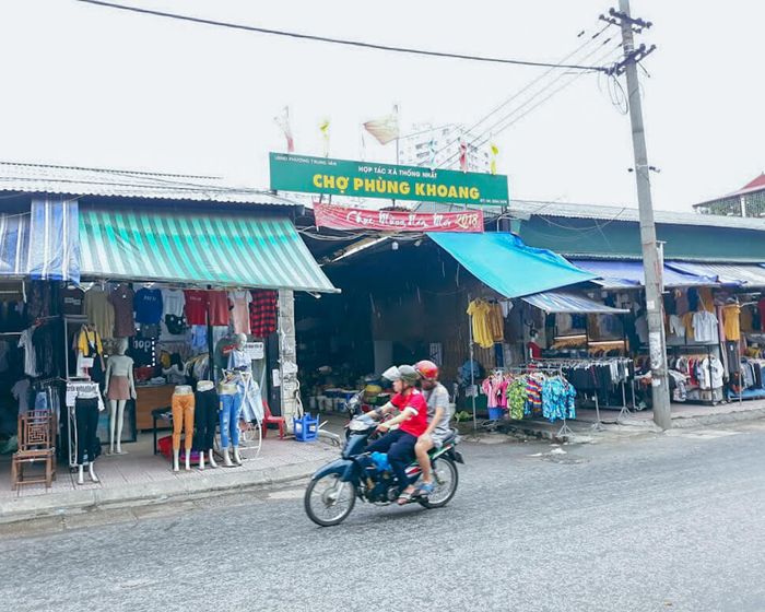 Không gian sống động tại chợ Phùng Khoang về đêm