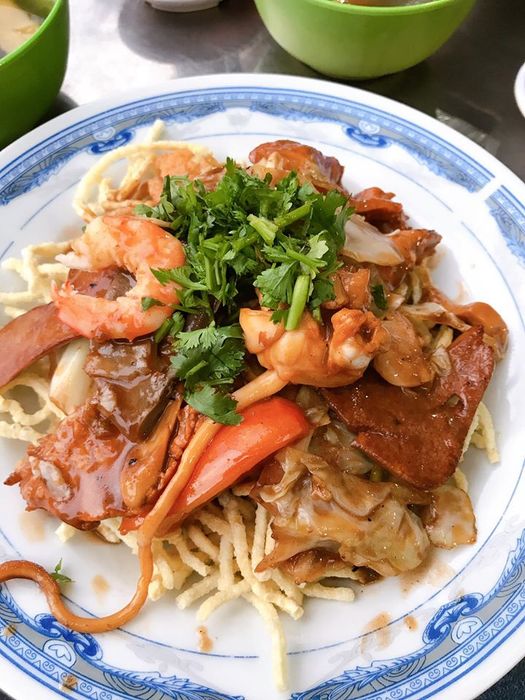 Hình ảnh mì xào giòn vàng ruộm đặc trưng tại quán