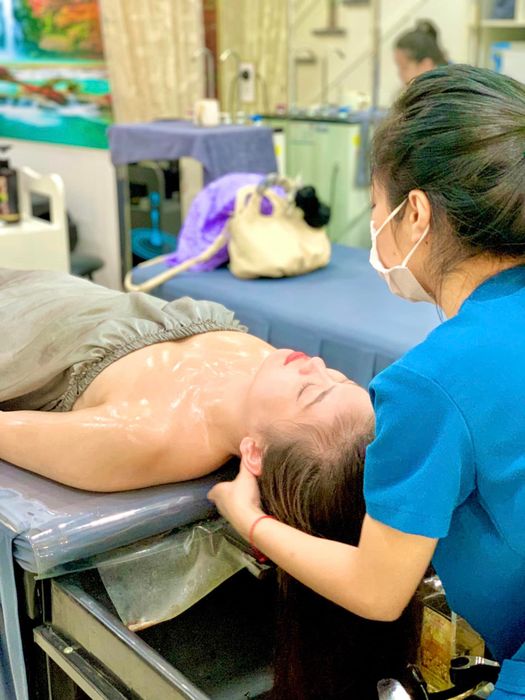 Hình ảnh quy trình gội đầu dưỡng sinh chuyên nghiệp tại Thẩm Mỹ Quốc Tế Thảo Lee