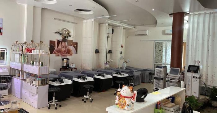 Hình ảnh kỹ thuật viên lành nghề thực hiện massage tại Lan Anh Spa