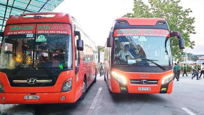 Hình ảnh nội thất hiện đại trên xe Phương Trang