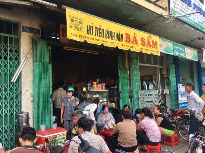 Hình ảnh tô hủ tiếu truyền thống đầy ắp nguyên liệu tại Bà Sẩm
