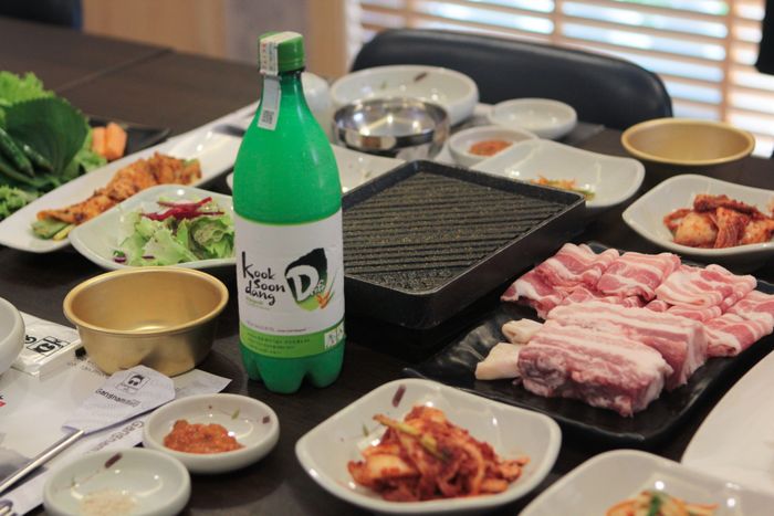 Không gian ấm cúng và món nướng đặc trưng tại Gangnam BBQ House