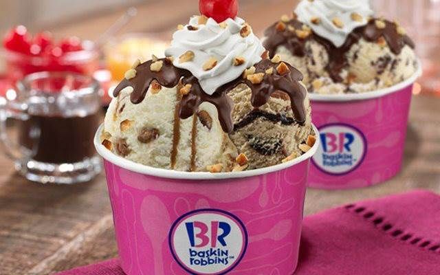 Hình ảnh thưởng thức kem tại Baskin Robbins