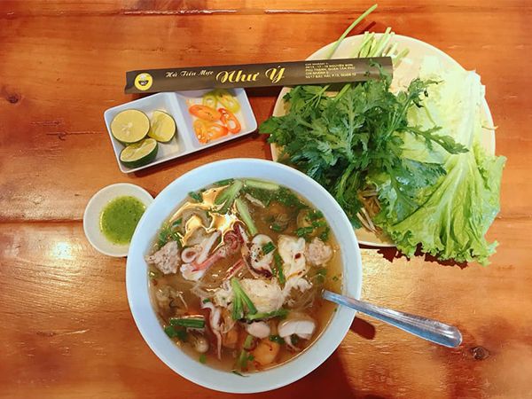 Hình ảnh tô hủ tiếu mực thập cẩm hấp dẫn