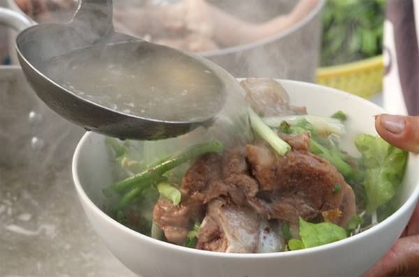 Hình ảnh không gian ấm cúng tại quán Hủ Tiếu Bà Năm